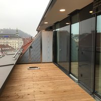Balkon mit Holzboden